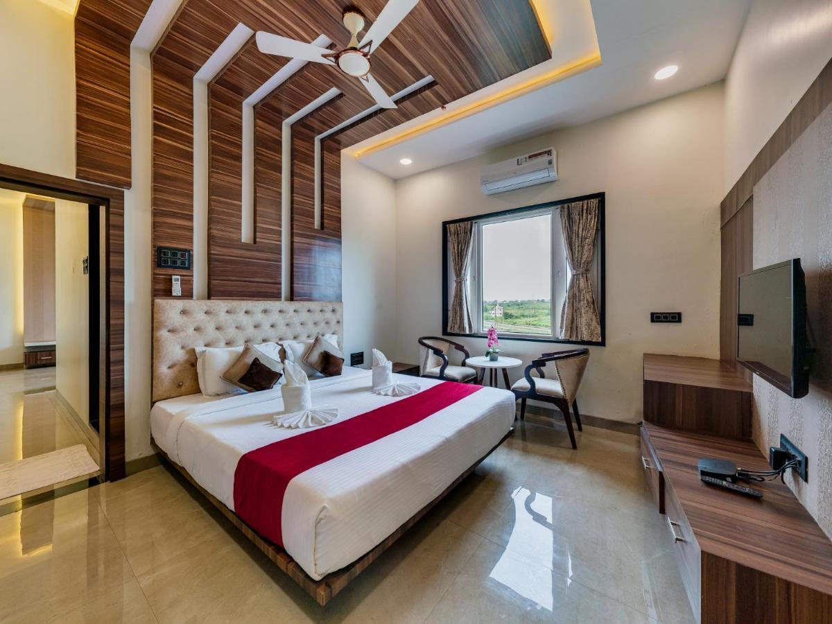 Dhule Hotel Chandradeep Regency מראה חיצוני תמונה