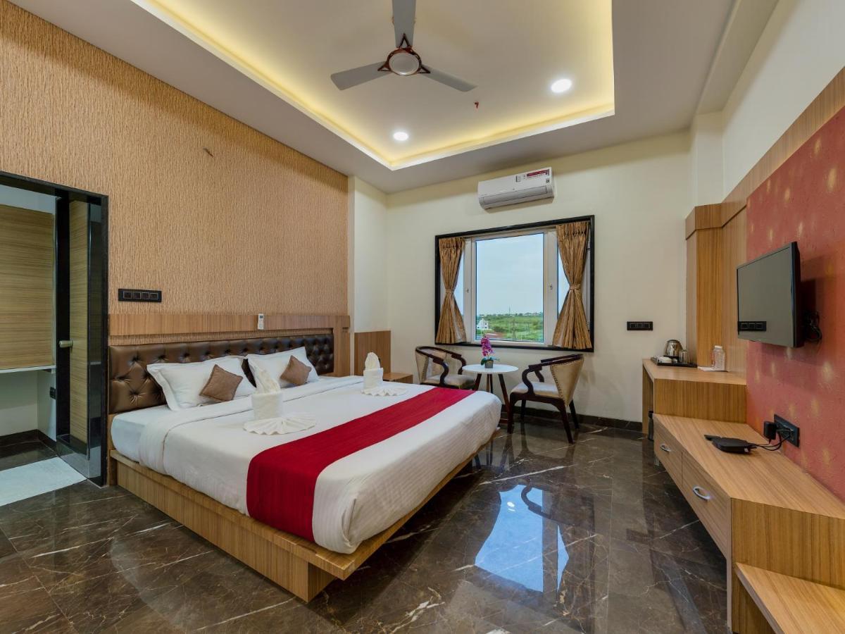 Dhule Hotel Chandradeep Regency מראה חיצוני תמונה