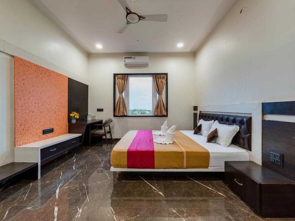 Dhule Hotel Chandradeep Regency מראה חיצוני תמונה