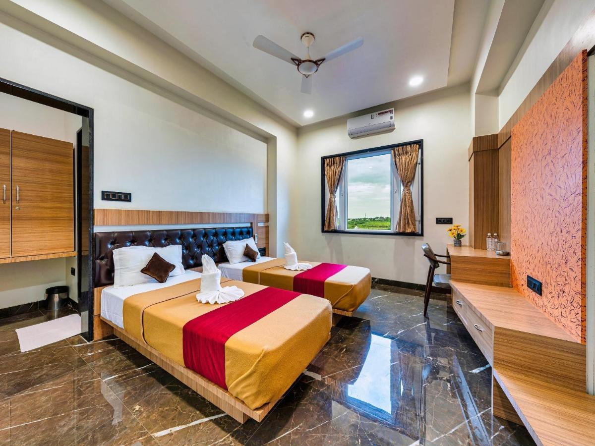 Dhule Hotel Chandradeep Regency מראה חיצוני תמונה