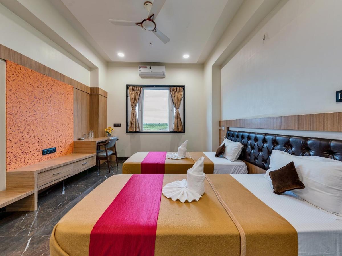 Dhule Hotel Chandradeep Regency מראה חיצוני תמונה