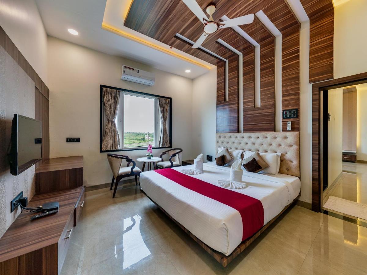 Dhule Hotel Chandradeep Regency מראה חיצוני תמונה