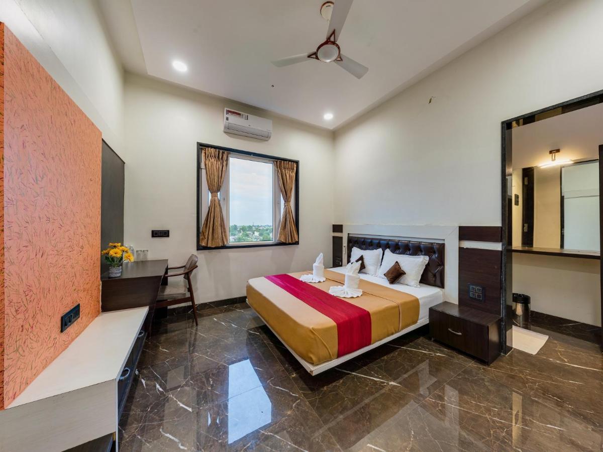 Dhule Hotel Chandradeep Regency מראה חיצוני תמונה